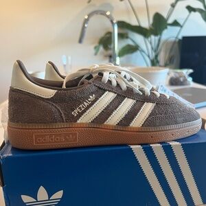 Adidas handball spezial women’s size 6 NWT